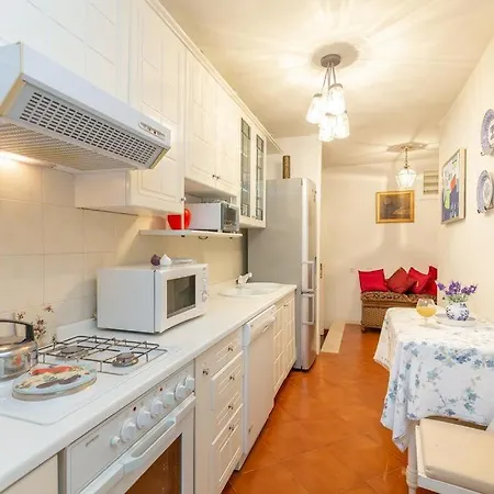 Lizaelle Gardens Apartment
